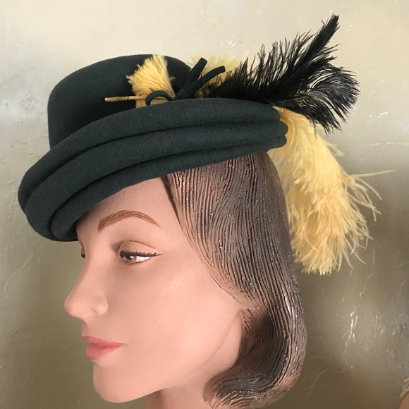 CHIC 1940s GREEN FELT TILT HAT WITH BLACK AND YELLOW OSTRICH FEATHERS main image 12